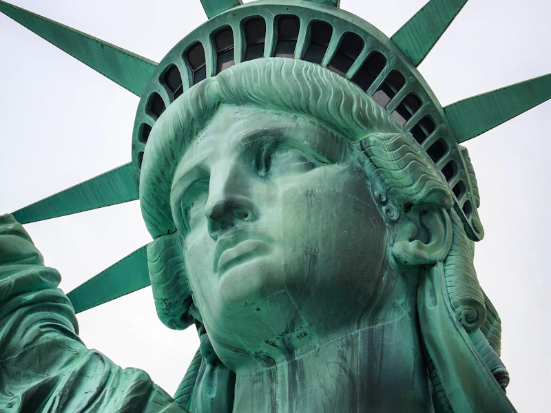 La Statue de la Liberté vue en contre-plongée